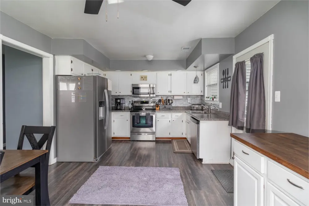 15 CARRIAGE DRIVE Horsham, PA 19044