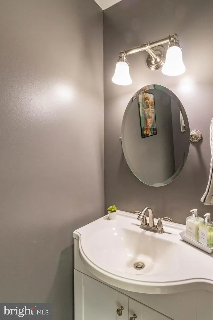 15 CARRIAGE DRIVE Horsham, PA 19044