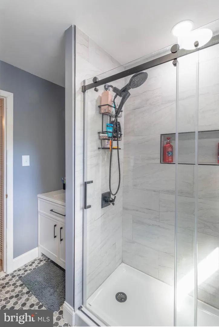 15 CARRIAGE DRIVE Horsham, PA 19044