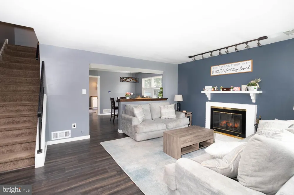 15 CARRIAGE DRIVE Horsham, PA 19044