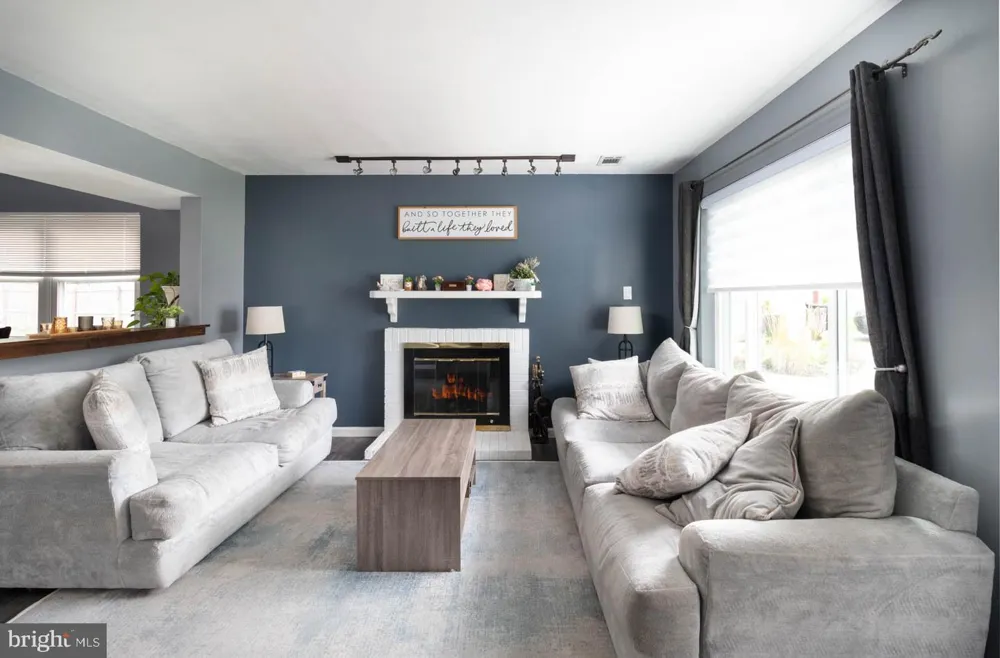 15 CARRIAGE DRIVE Horsham, PA 19044