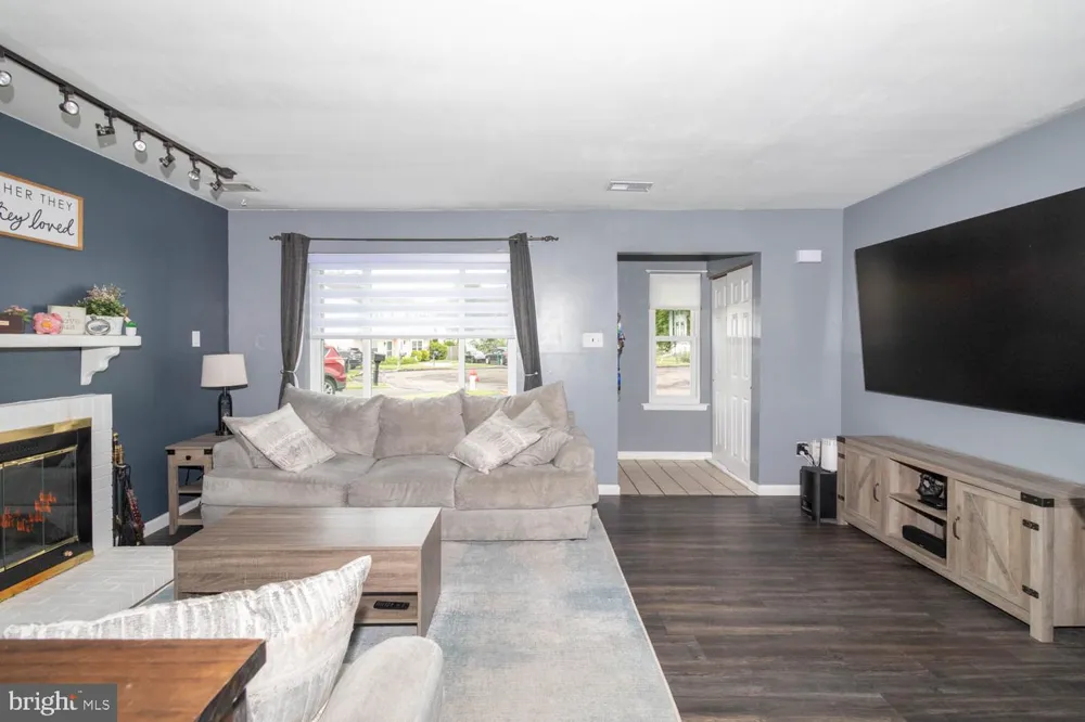 15 CARRIAGE DRIVE Horsham, PA 19044