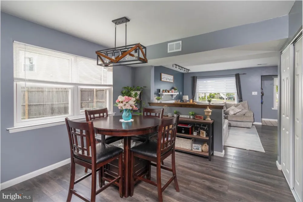 15 CARRIAGE DRIVE Horsham, PA 19044