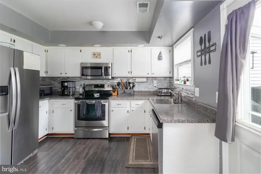 15 CARRIAGE DRIVE Horsham, PA 19044