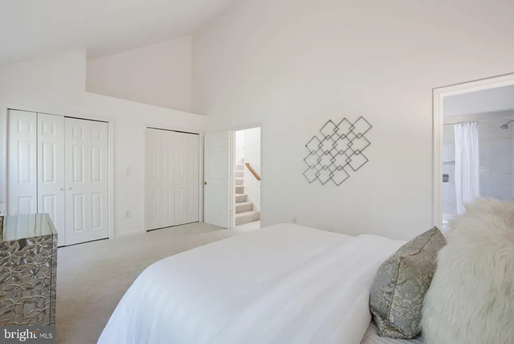 6048 RAINA DRIVE Centreville, VA 20120