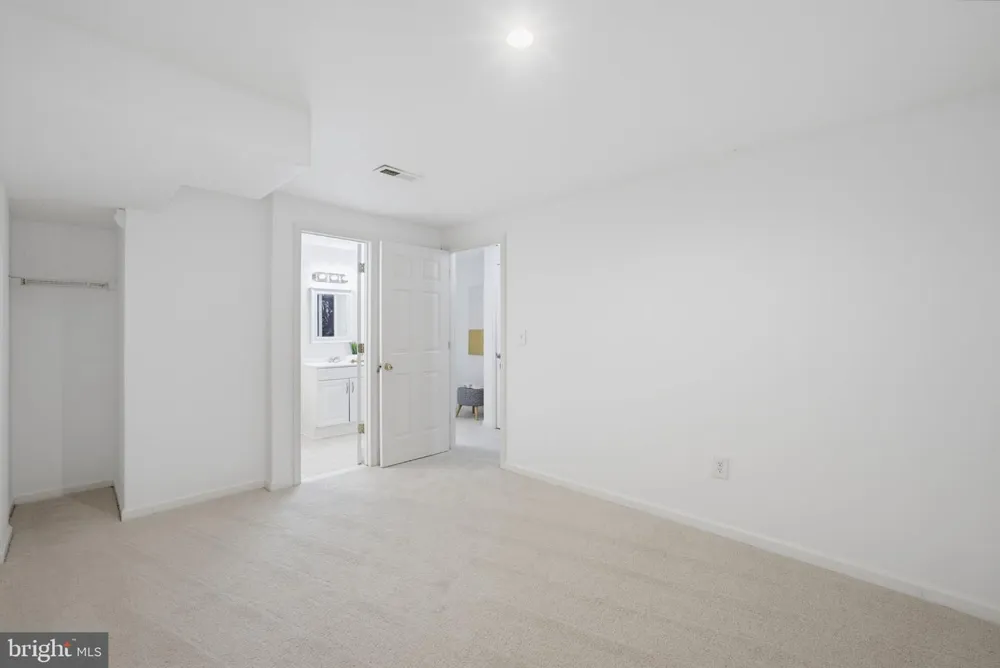 6048 RAINA DRIVE Centreville, VA 20120