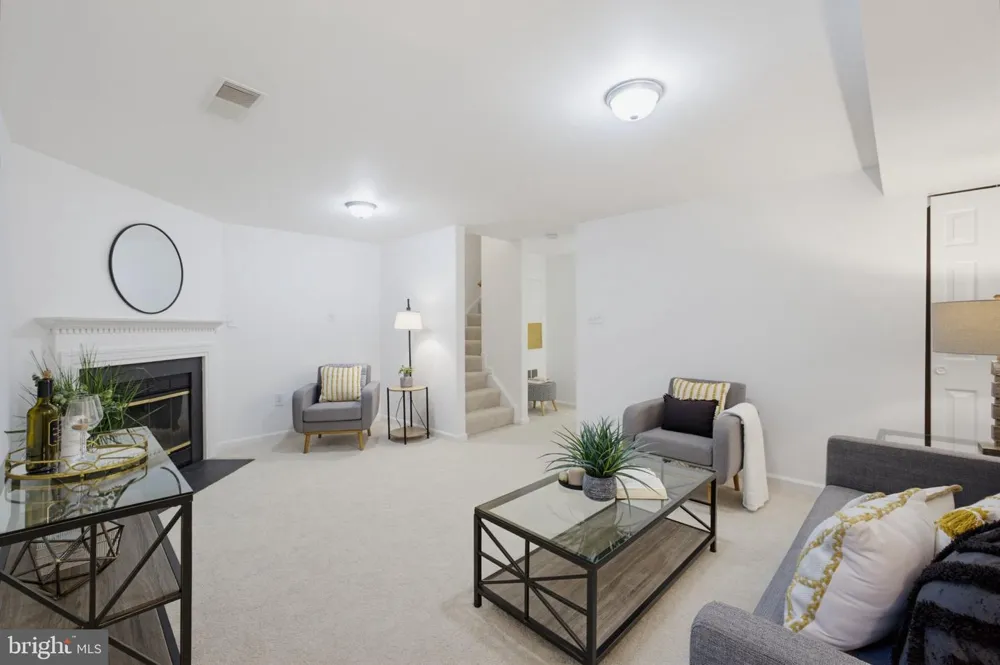 6048 RAINA DRIVE Centreville, VA 20120