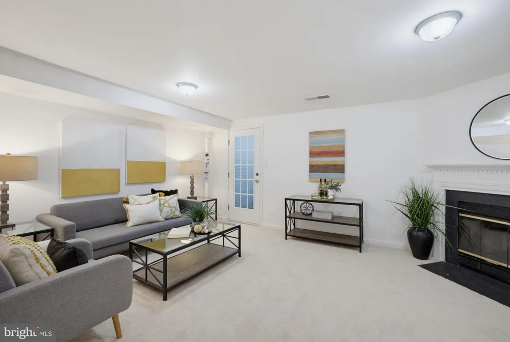 6048 RAINA DRIVE Centreville, VA 20120
