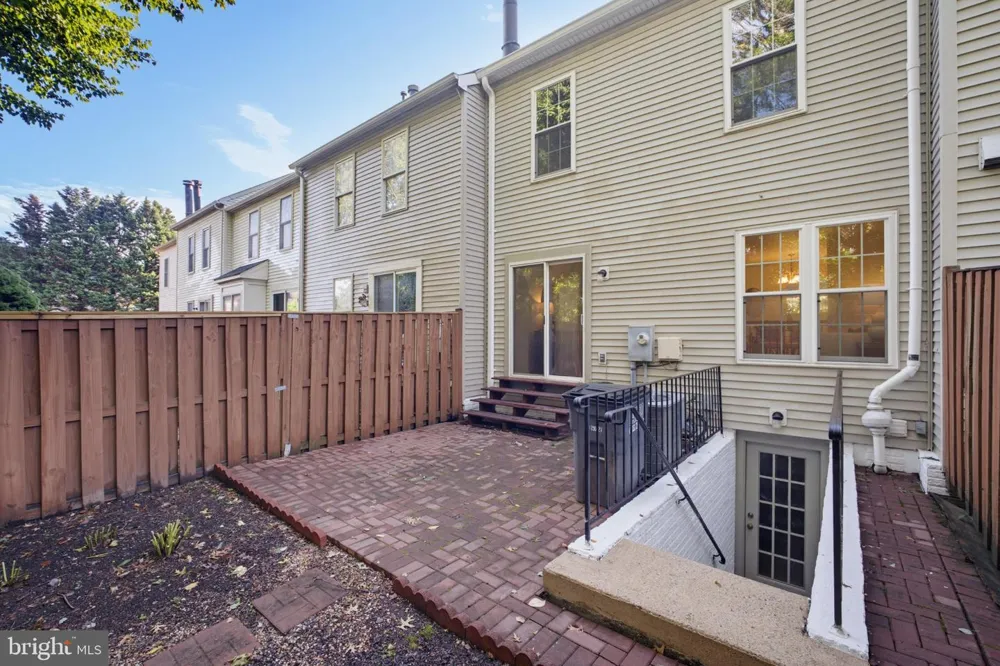 6048 RAINA DRIVE Centreville, VA 20120