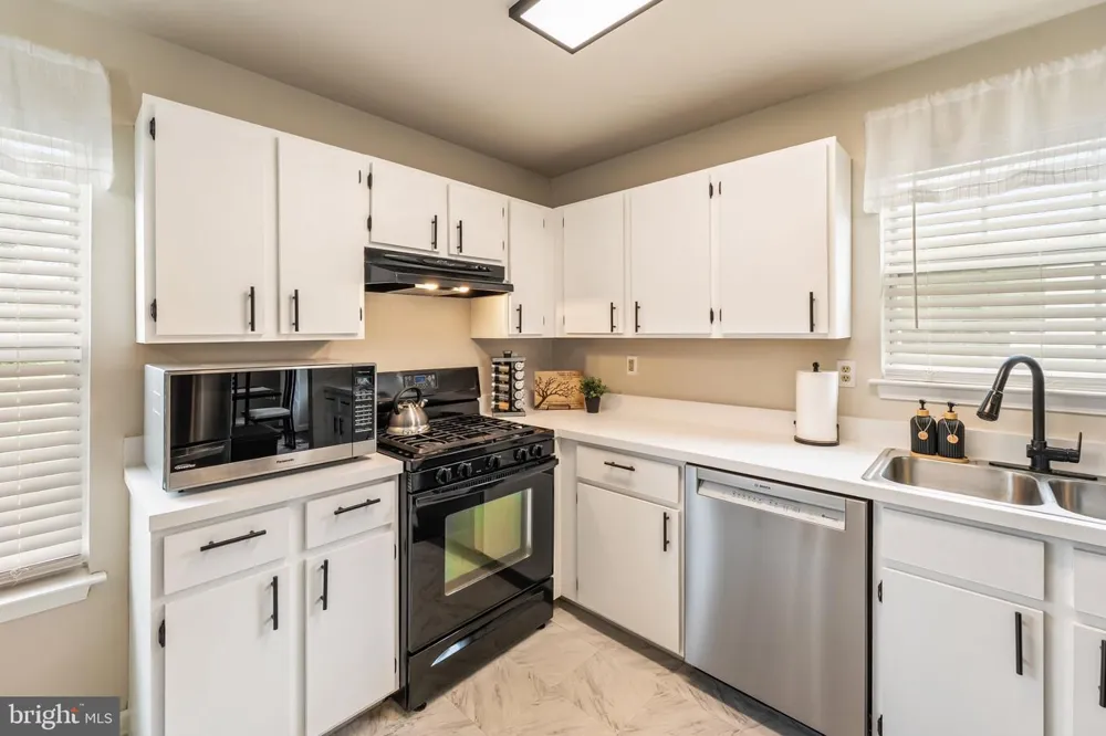 435 LONGFELLOW DRIVE Williamstown, NJ 08094