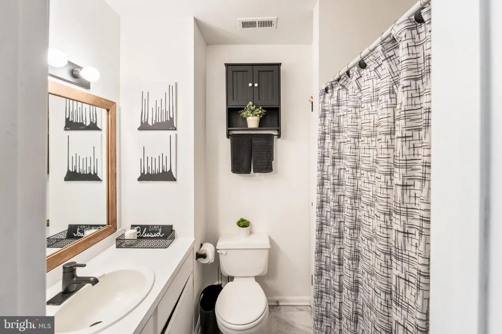 435 LONGFELLOW DRIVE Williamstown, NJ 08094