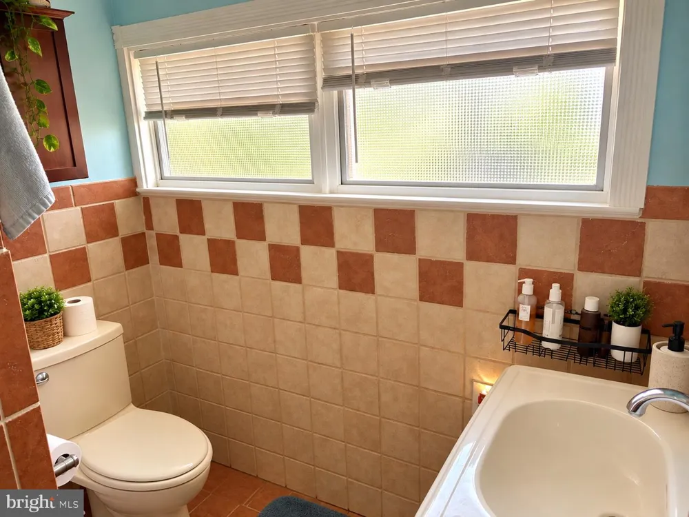1700 SHALLCROSS AVENUE Folcroft, PA 19032
