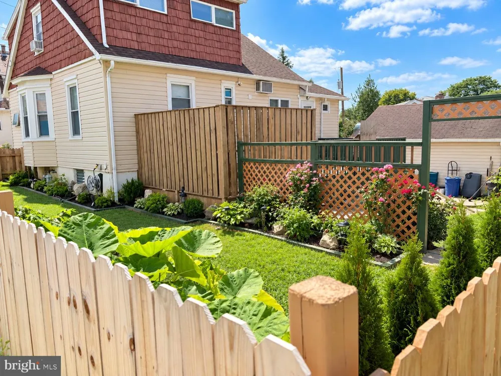 1700 SHALLCROSS AVENUE Folcroft, PA 19032