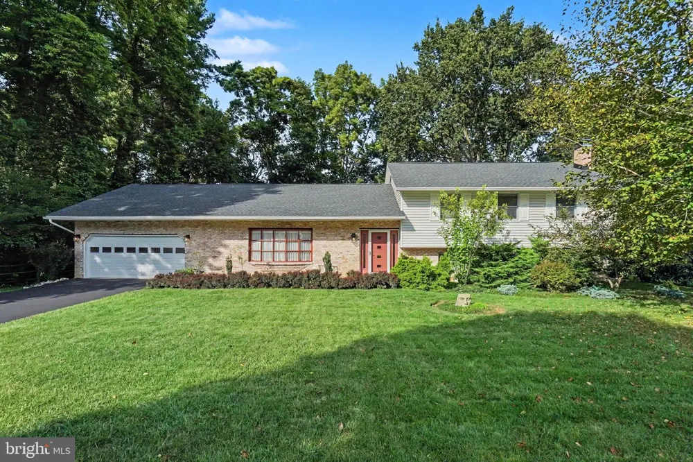 819 MEADOW LANE Camp Hill, PA 17011