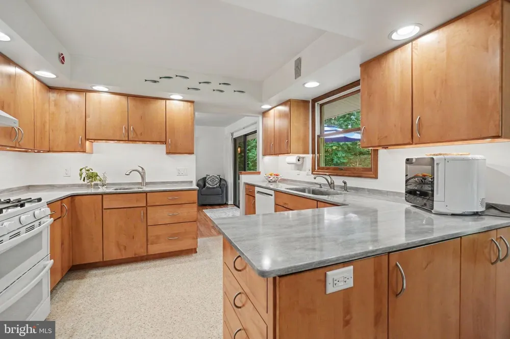 819 MEADOW LANE Camp Hill, PA 17011