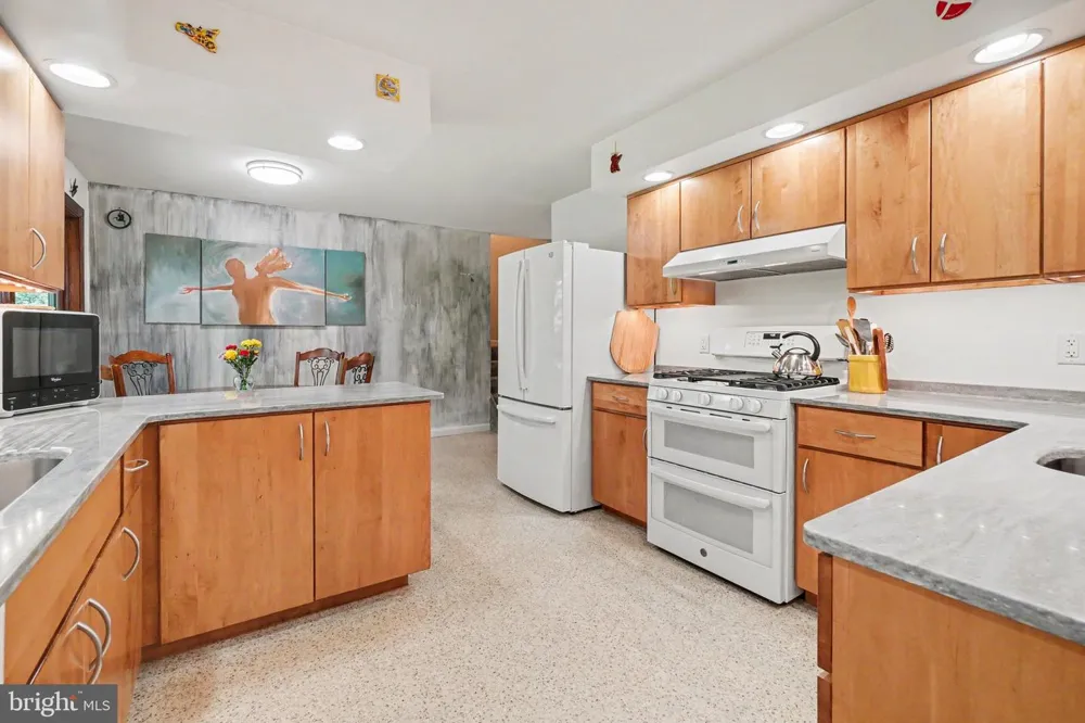 819 MEADOW LANE Camp Hill, PA 17011