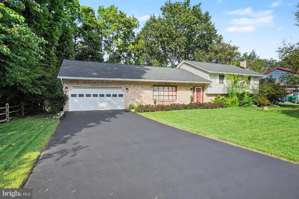 819 MEADOW LANE Camp Hill, PA 17011