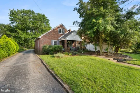 826 WOODLAWN AVENUE