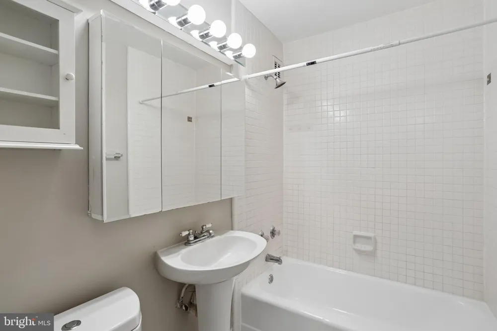 1021 ARLINGTON BLVD BOULEVARD #1125 Rosslyn, VA 22209