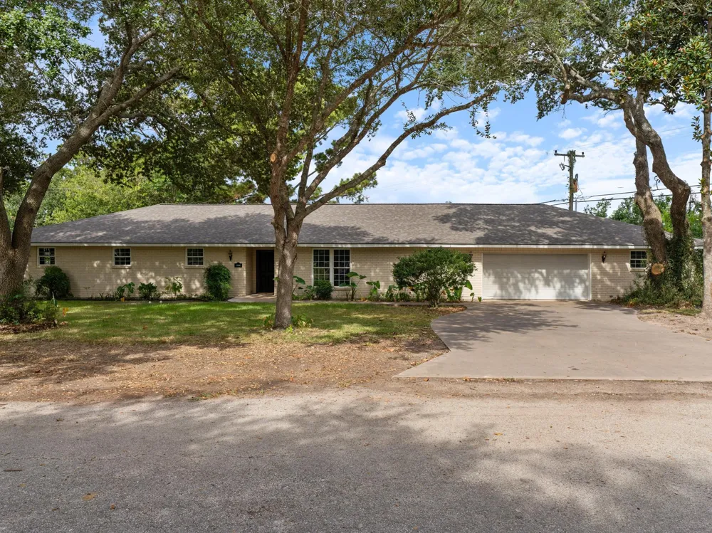 1620 Baylor Bay City, TX 77414