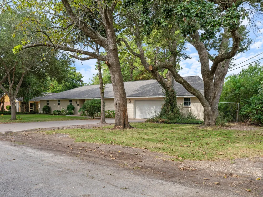 1620 Baylor Bay City, TX 77414