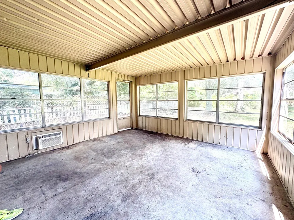 1504 E Fayle Street Baytown, TX 77520