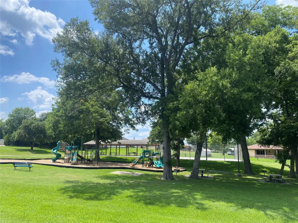 10614 Twin Circles Drive Montgomery, TX 77356