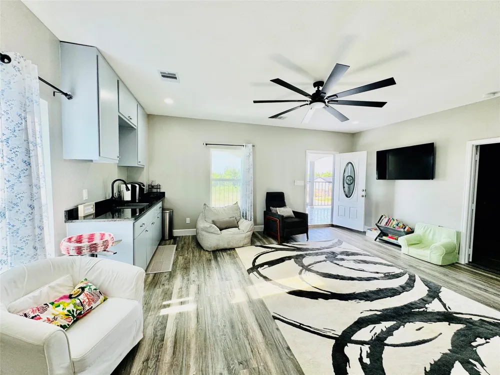 1728 County Road 5830 Cleveland, TX 77327