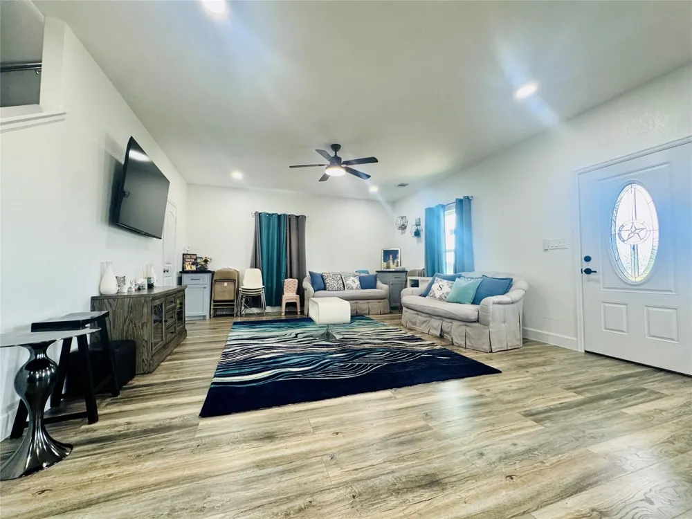 1728 County Road 5830 Cleveland, TX 77327