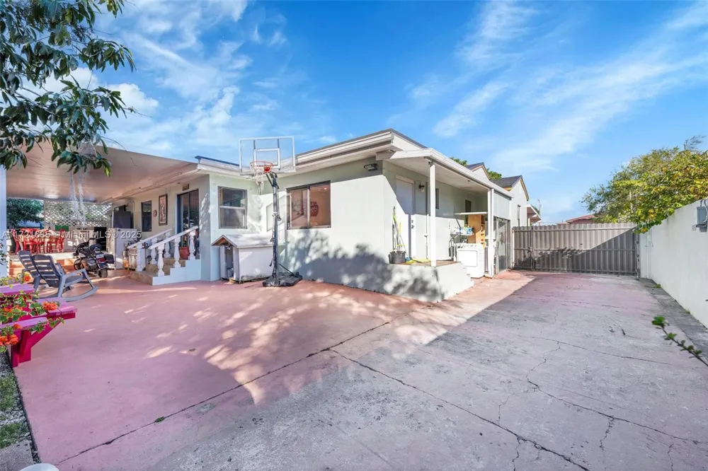 462 E 39th St Hialeah, FL 33013
