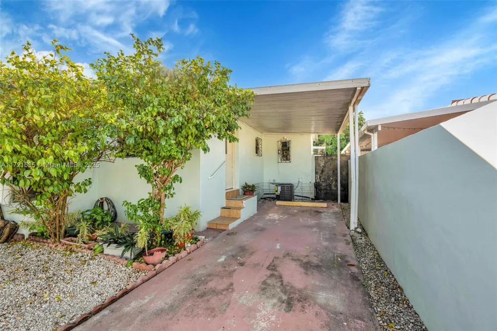 462 E 39th St Hialeah, FL 33013