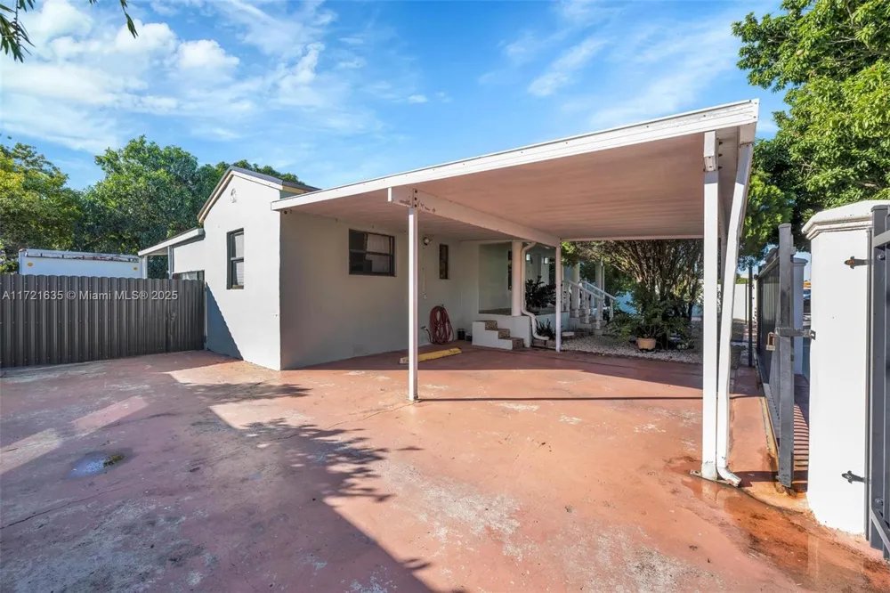 462 E 39th St Hialeah, FL 33013