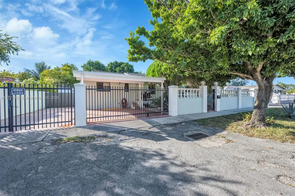 462 E 39th St Hialeah, FL 33013