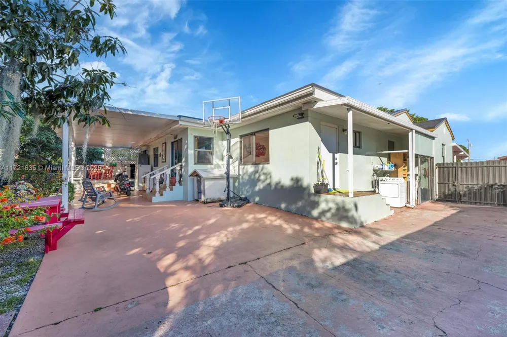 462 E 39th St Hialeah, FL 33013