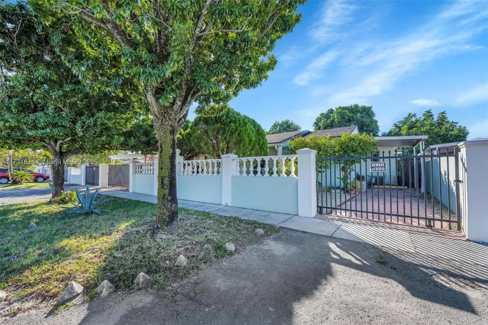 462 E 39th St Hialeah, FL 33013