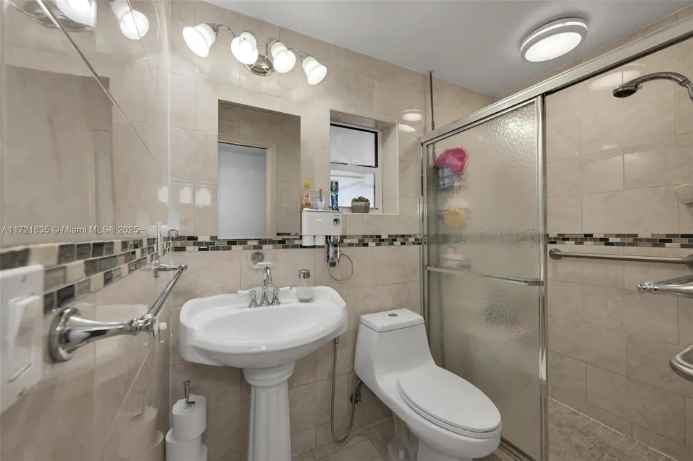462 E 39th St Hialeah, FL 33013