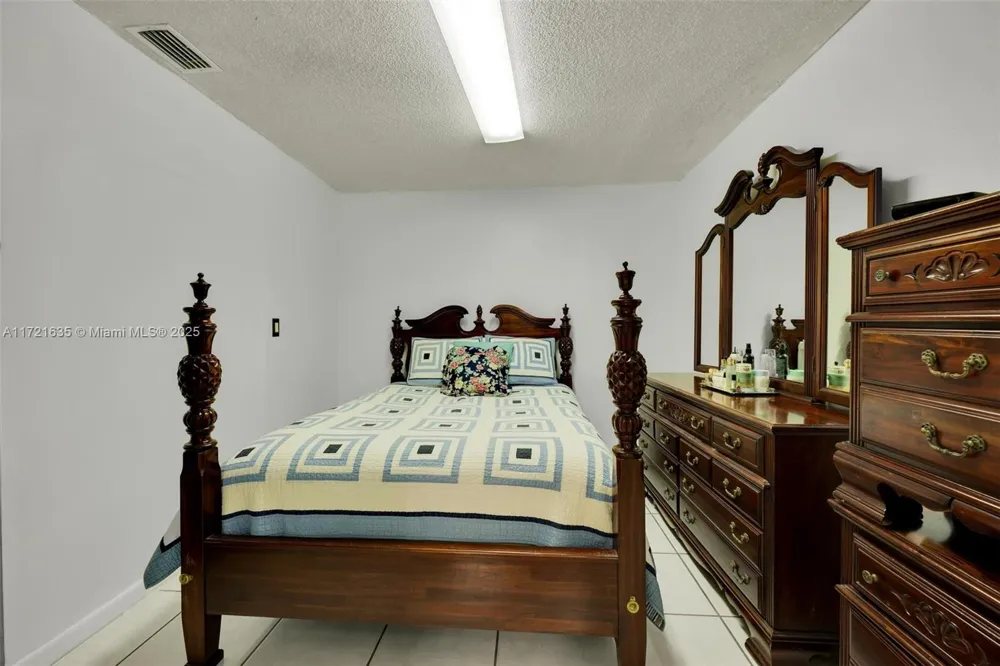 462 E 39th St Hialeah, FL 33013