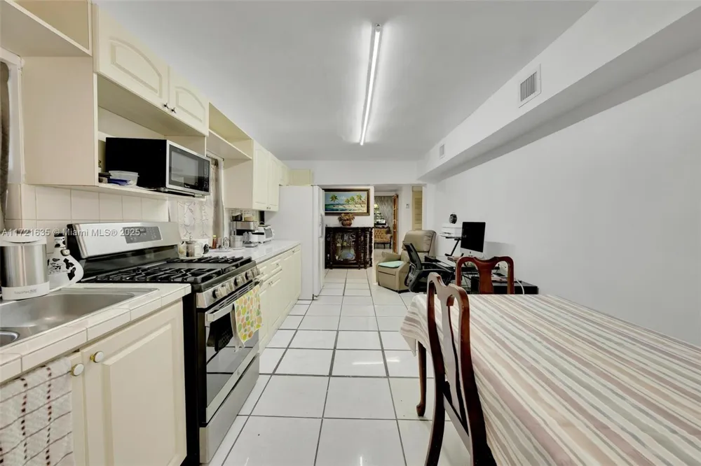 462 E 39th St Hialeah, FL 33013