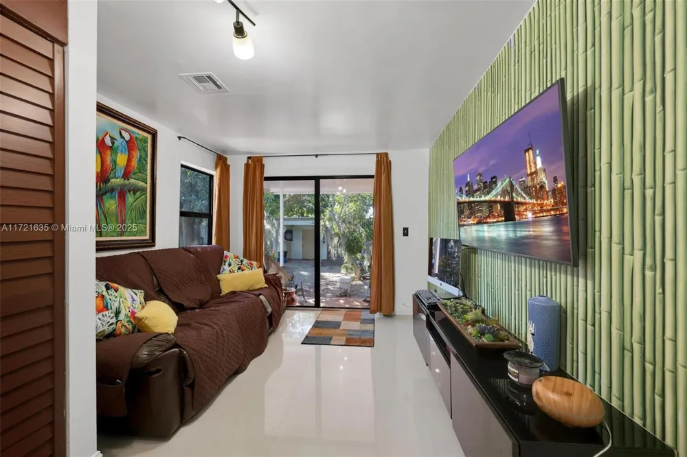 462 E 39th St Hialeah, FL 33013