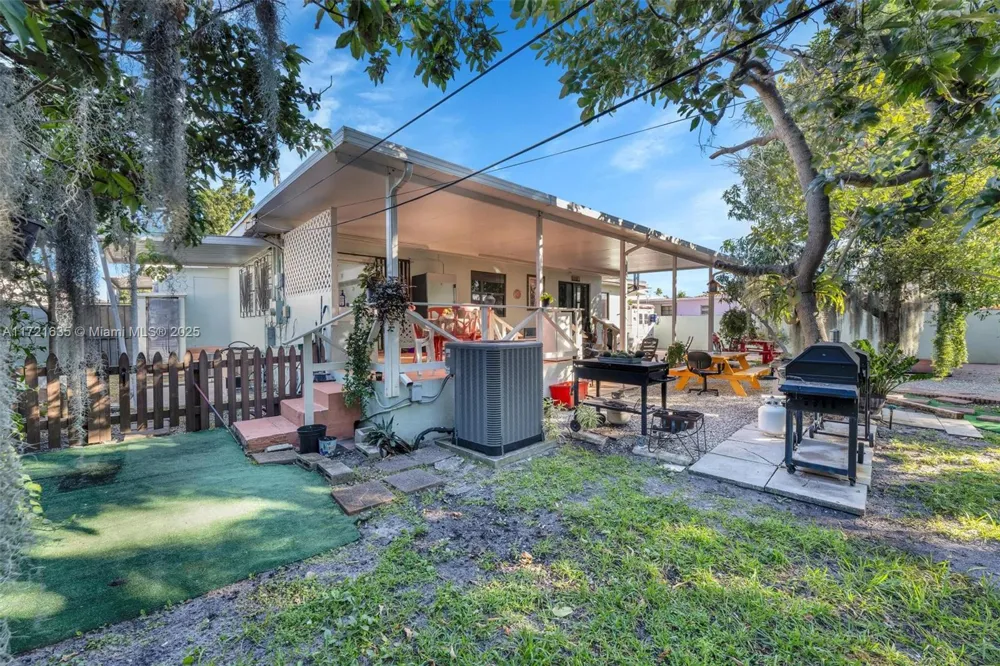 462 E 39th St Hialeah, FL 33013