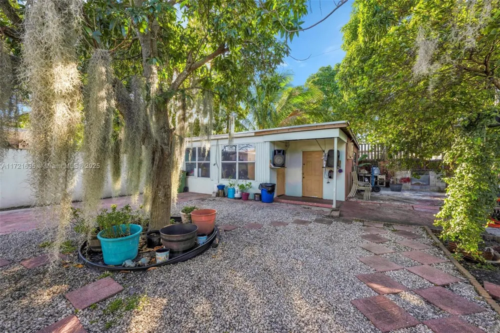 462 E 39th St Hialeah, FL 33013