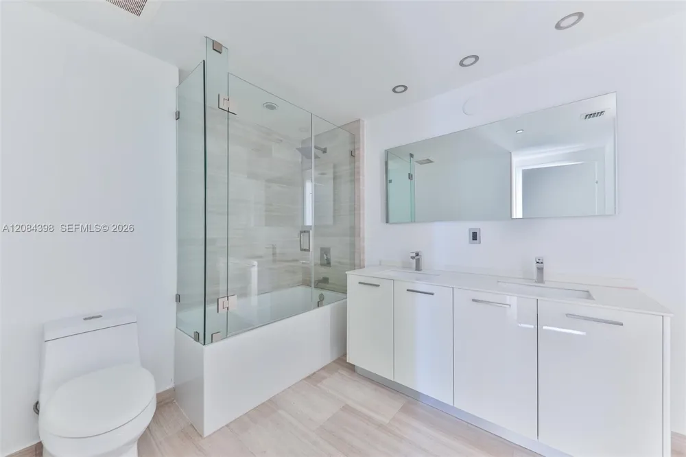 1300 Brickell Bay Dr #1206 Miami, FL 33131