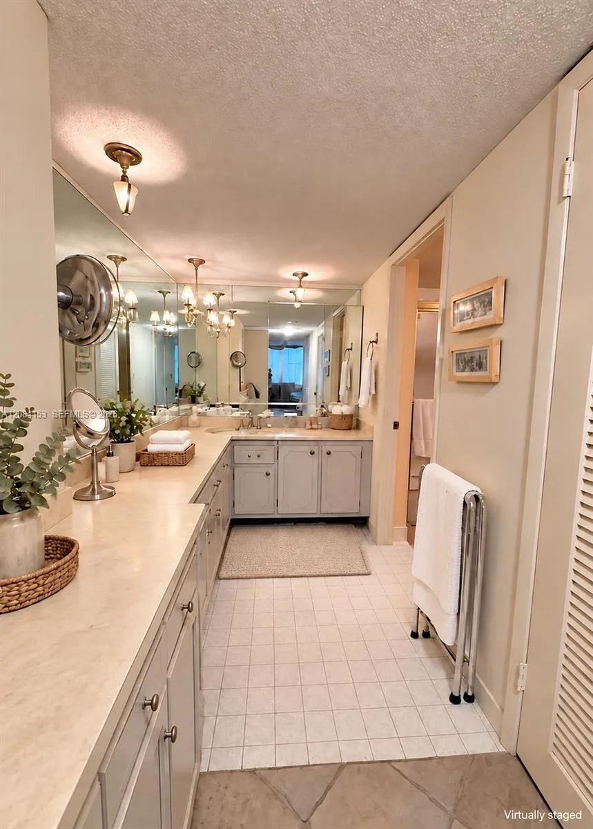 6039 Collins Ave #833 Miami Beach, FL 33140