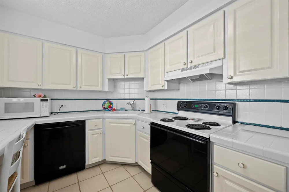 134 LAKESHORE DRIVE #814 North Palm Beach, FL 33408
