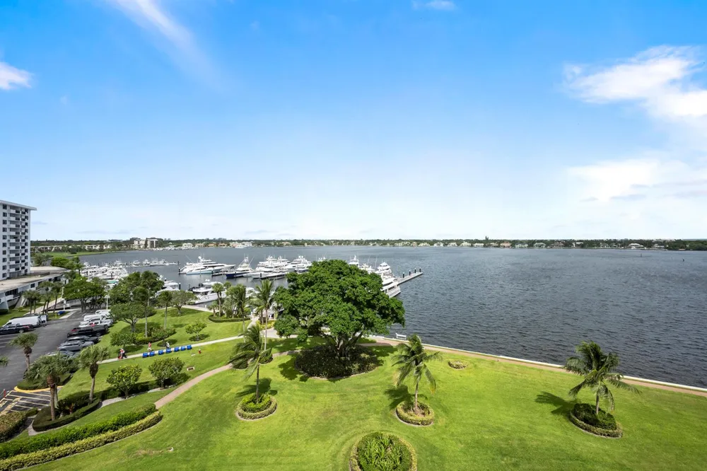 134 LAKESHORE DRIVE #814 North Palm Beach, FL 33408