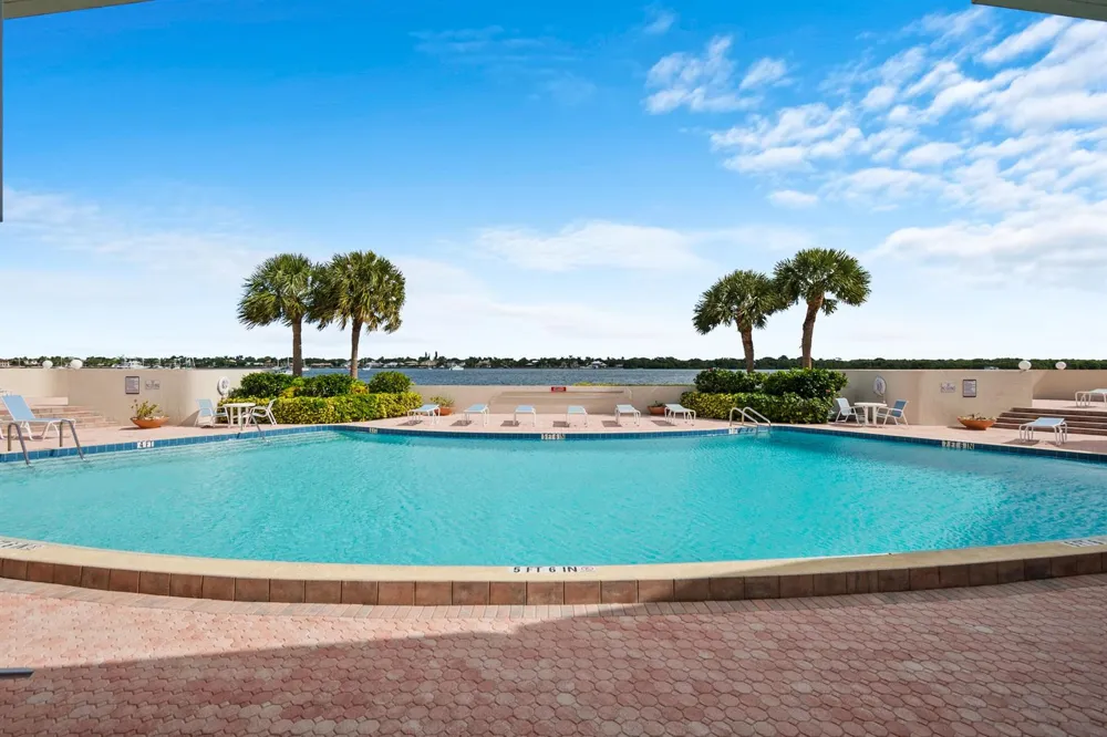 134 LAKESHORE DRIVE #814 North Palm Beach, FL 33408