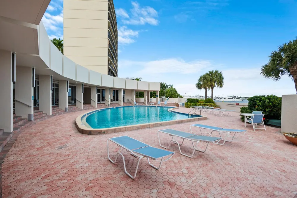 134 LAKESHORE DRIVE #814 North Palm Beach, FL 33408