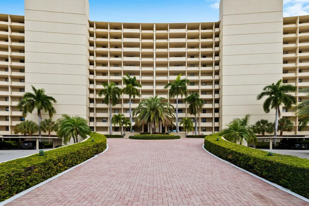 134 LAKESHORE DRIVE #814 North Palm Beach, FL 33408
