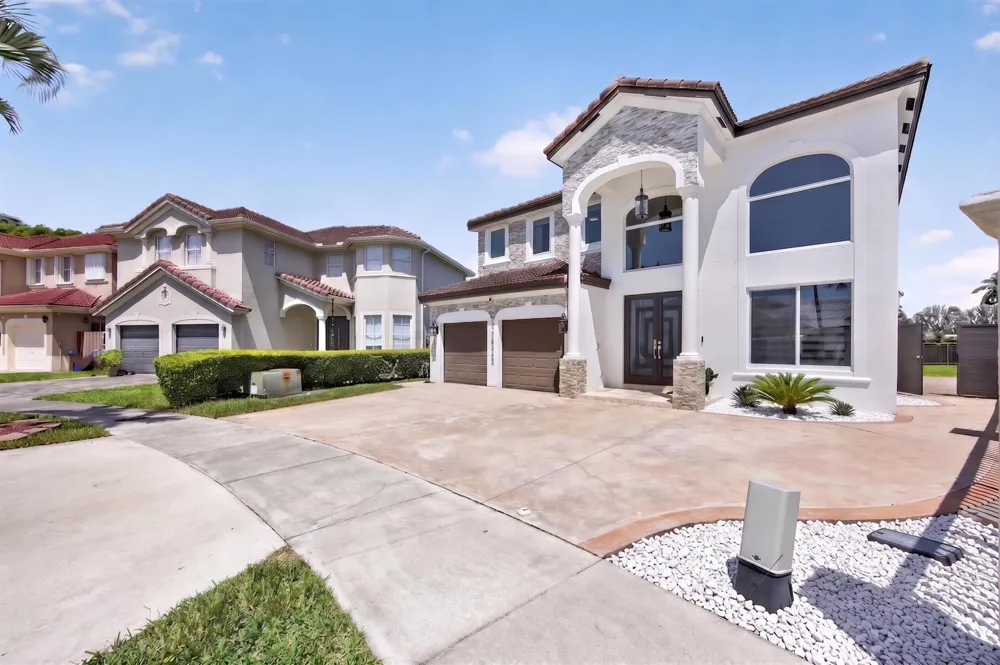 16401 SW 78th Terrace Miami, FL 33193