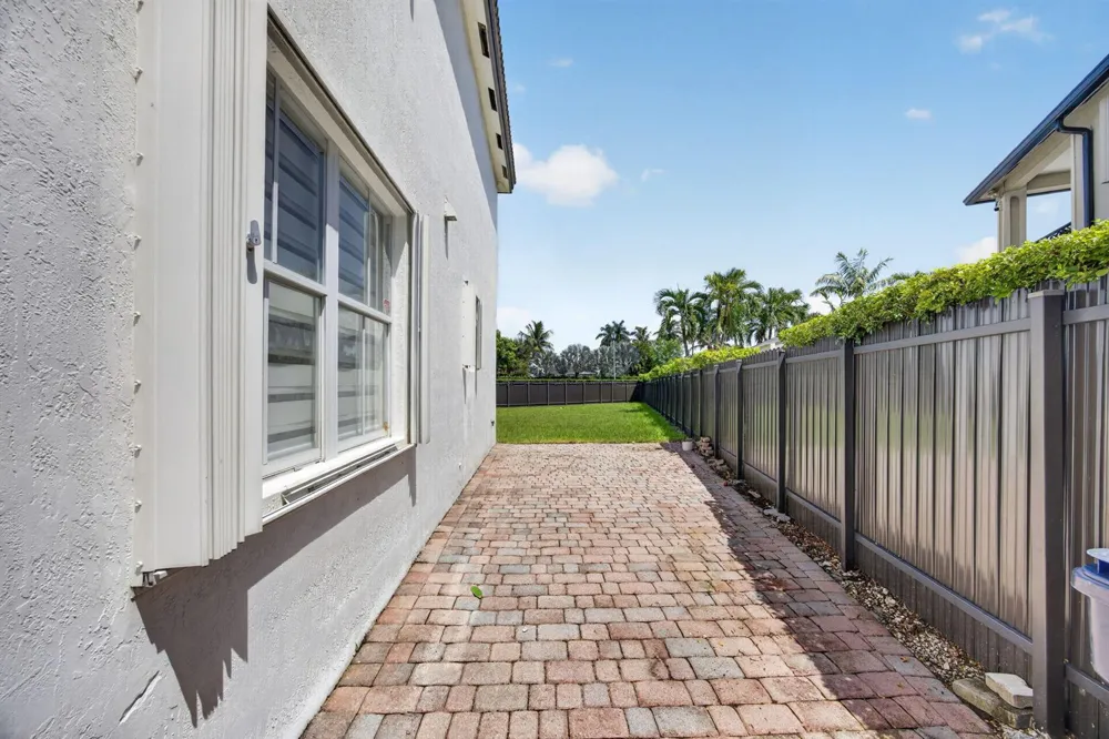 16401 SW 78th Terrace Miami, FL 33193